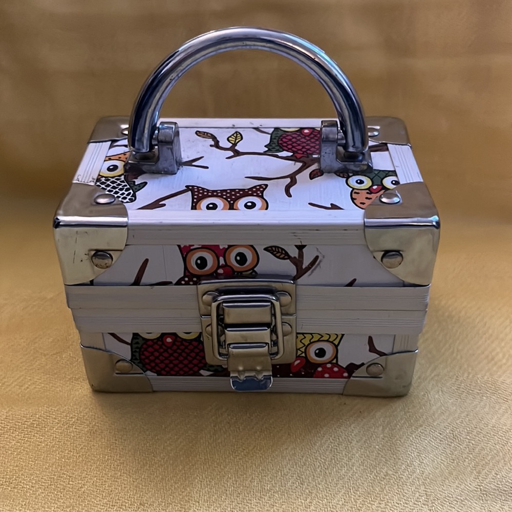 owls! darling owl box with latch & handle on top & red lined interior 🦉